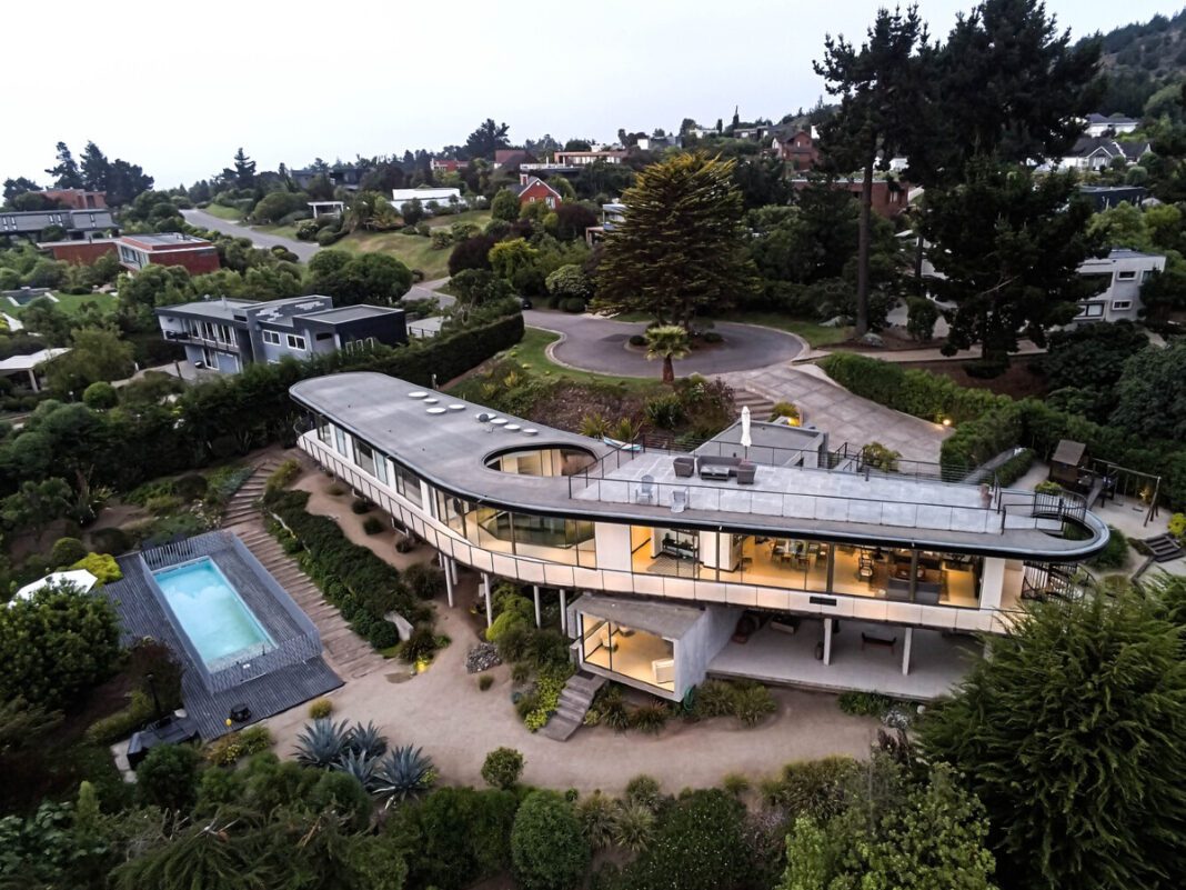 The Boomerang House, Román y Basualto Arquitectos, Chile, steel beams, coastal architecture, suspended bridge, panoramic terrace, innovative design,