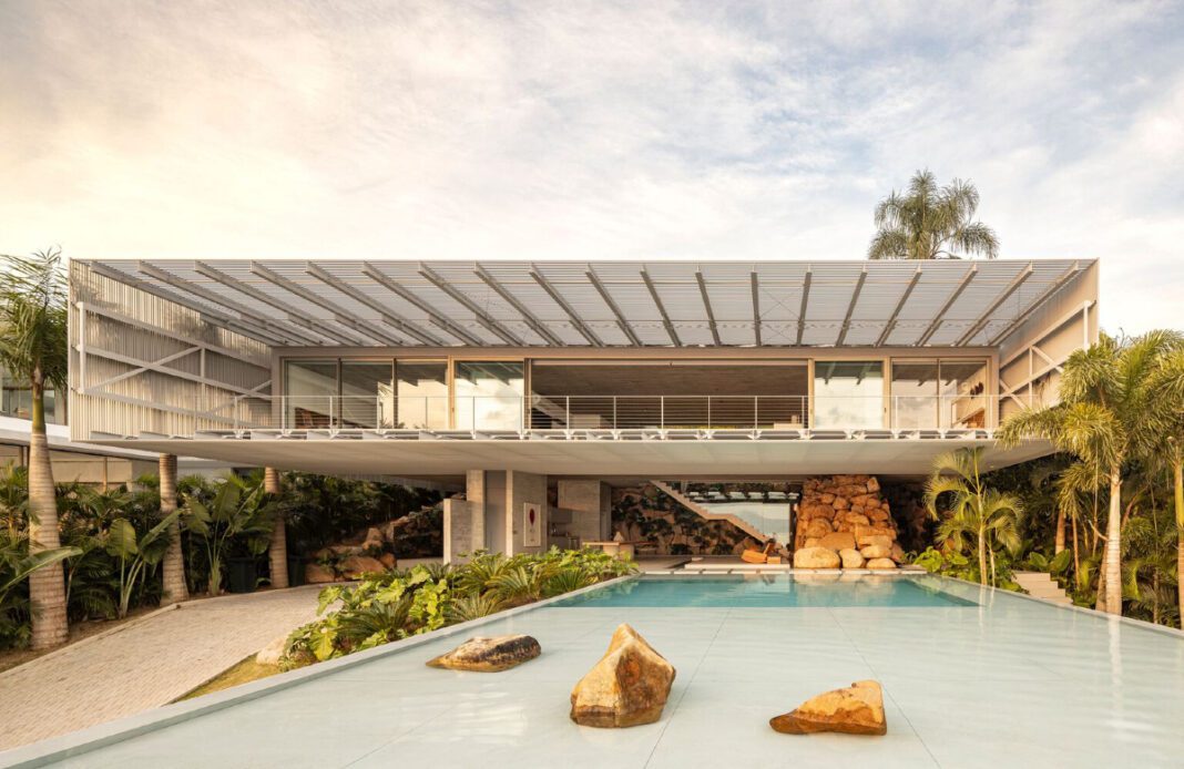 Ponte House, TETRO Arquitetura, modern residence, Florianópolis, Brazil, innovative architecture, seaside slope, Hercílio Luz Bridge, architectural expression, residential design, sustainable architecture.