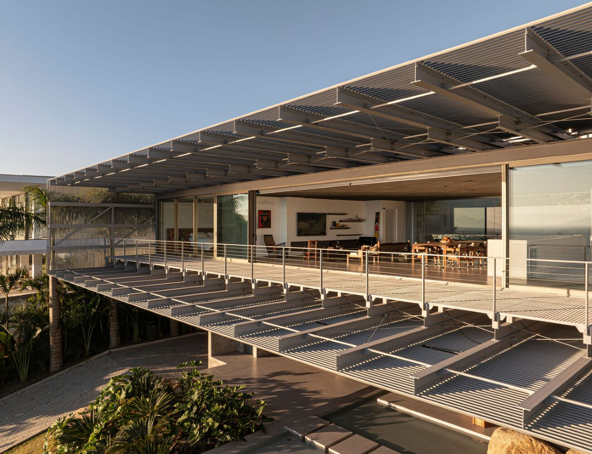 Ponte House, TETRO Arquitetura, modern residence, Florianópolis, Brazil, innovative architecture, seaside slope, Hercílio Luz Bridge, architectural expression, residential design, sustainable architecture.