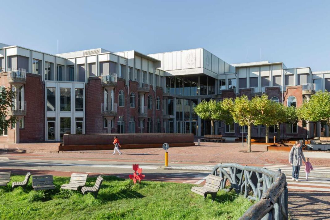 Herta Mohr building, Leiden University architecture, De Zwarte Hond, Cluster Zuid renovation, structuralist architecture, sustainable university buildings, circular renovation, BREEAM Excellent certification, Dutch architecture firms, Joop van Stigt, academic building design, university building transformation, daylight in architecture, aluminium façade architecture, energy-efficient buildings Netherlands, solar panels in renovation, heat cold storage system, adaptive reuse architecture, Faculty of Humanities Leiden, African Studies Centre library, Middle Eastern Studies library