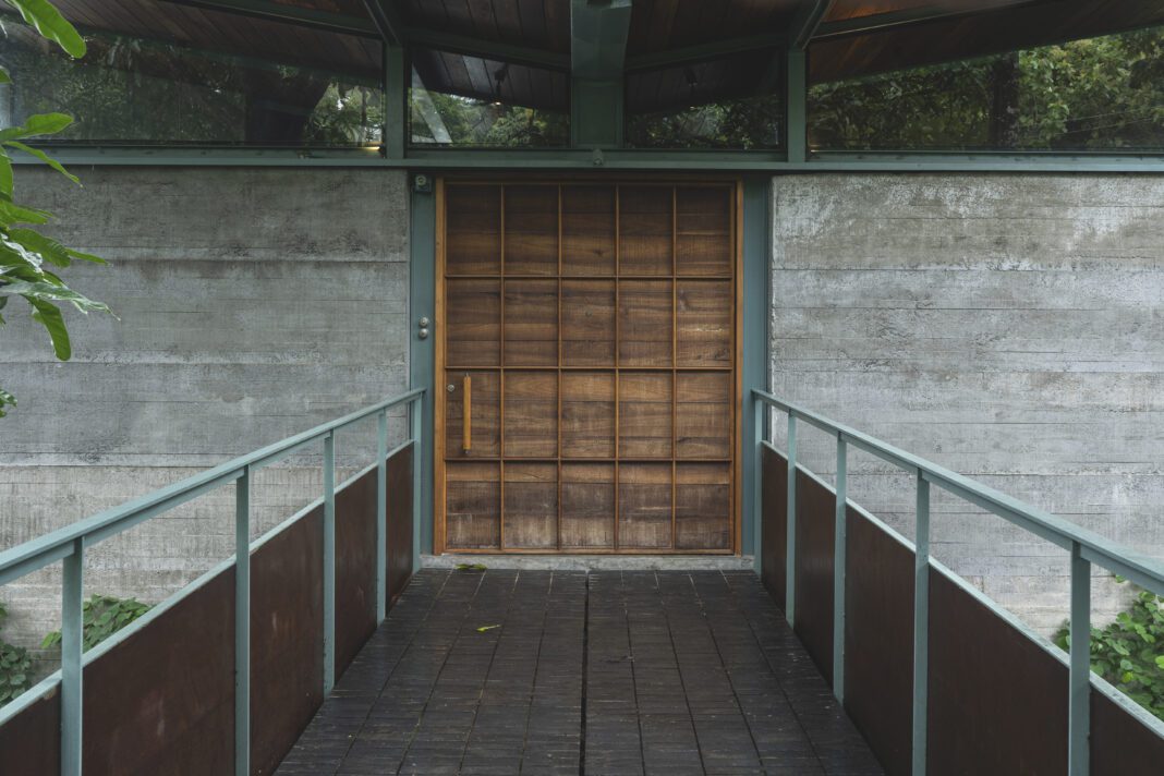 Reflective Retreat Designed for Tranquility and Modern Living