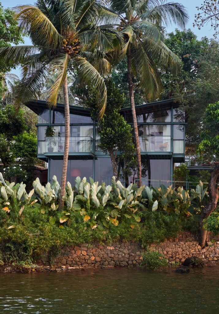 Reflective Retreat Designed for Tranquility and Modern Living